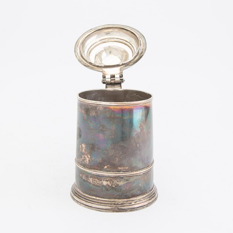 An English 18th century silver tankard.