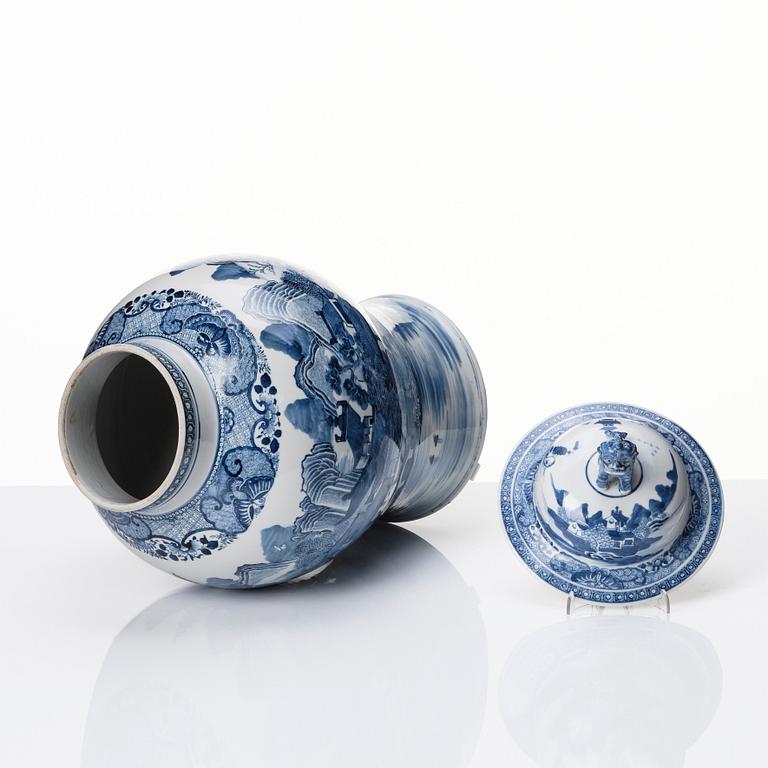 A matched pair of blue and white Chinese jars with covers, Qing dynasty, Qianlong (1736-95).