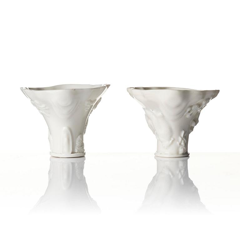 Vinofferbägare, två stycken, porslin. Qingdynastin, 1700-tal.