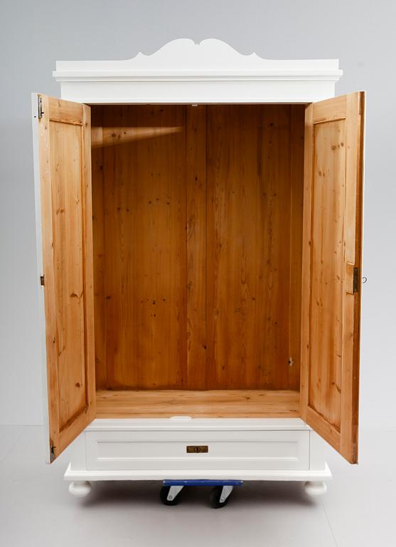 KLÄDSKÅP, 1900-talets första hälft.