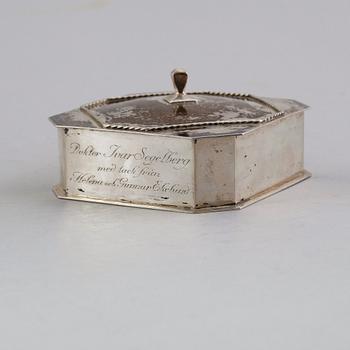 LOCKDOSA, silver, Borgila, Stockholm 1921. Vikt ca 270 gram.