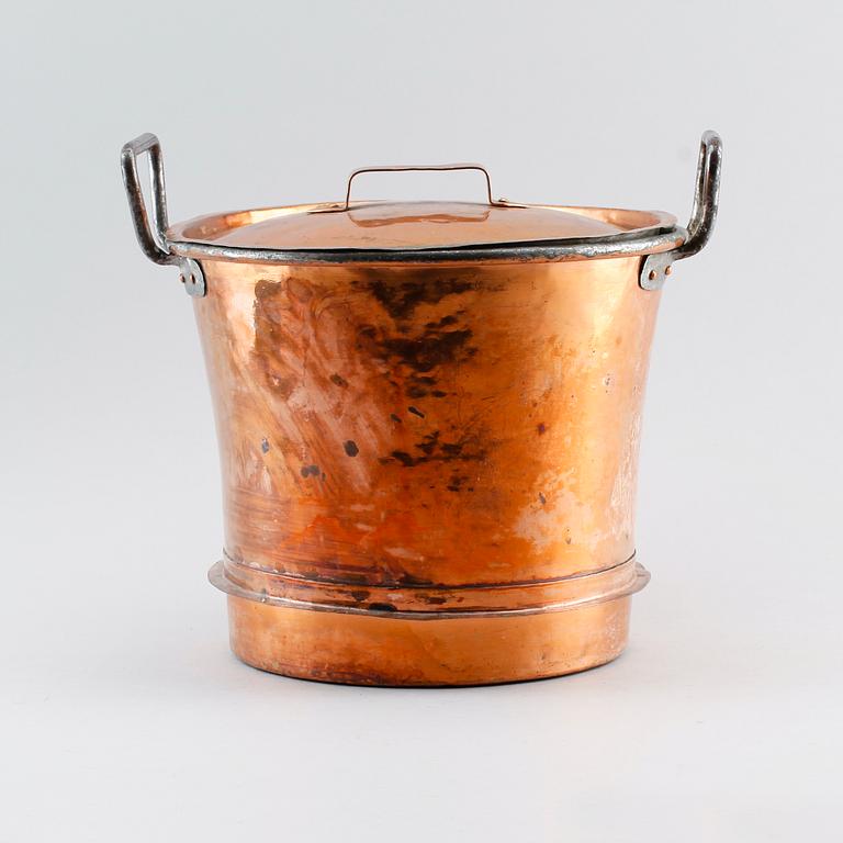 KITTEL MED LOCK samt SKOPA, KAFFEKANNA, koppar, omkring år 1900.