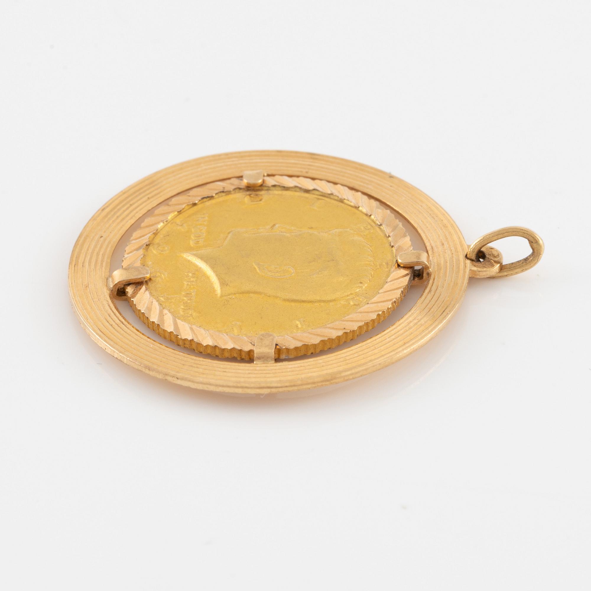 Pendant in 18K gold with gold coin.
