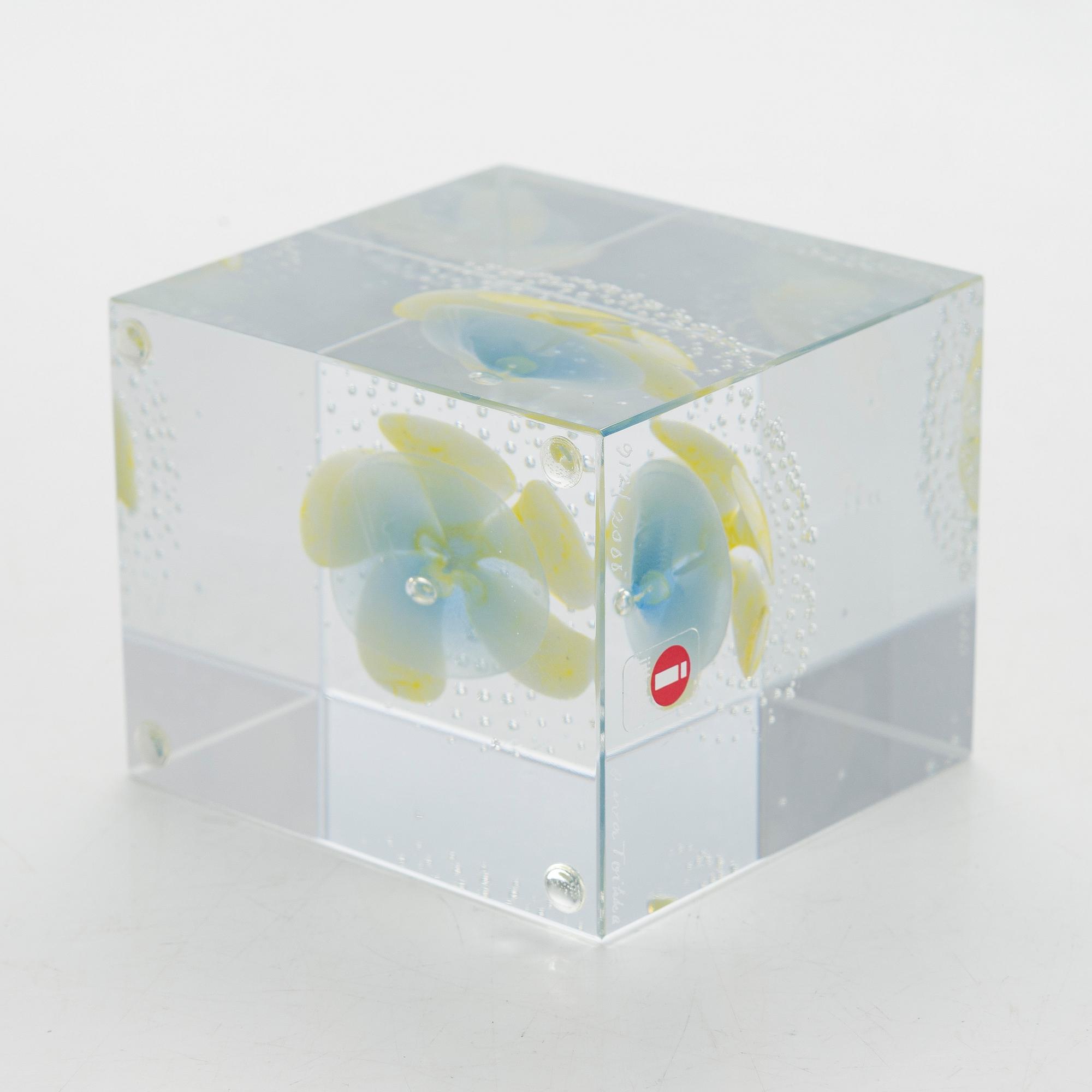 Oiva Toikka, annual glass cube 2000, signed Oiva Toikka Nuutajärvi 2000, 912/2000.