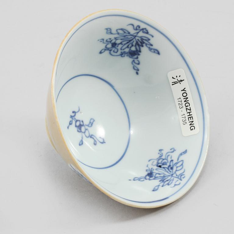 SKÅL, porslin. Qingdynastin, Yongzheng (1723-36).