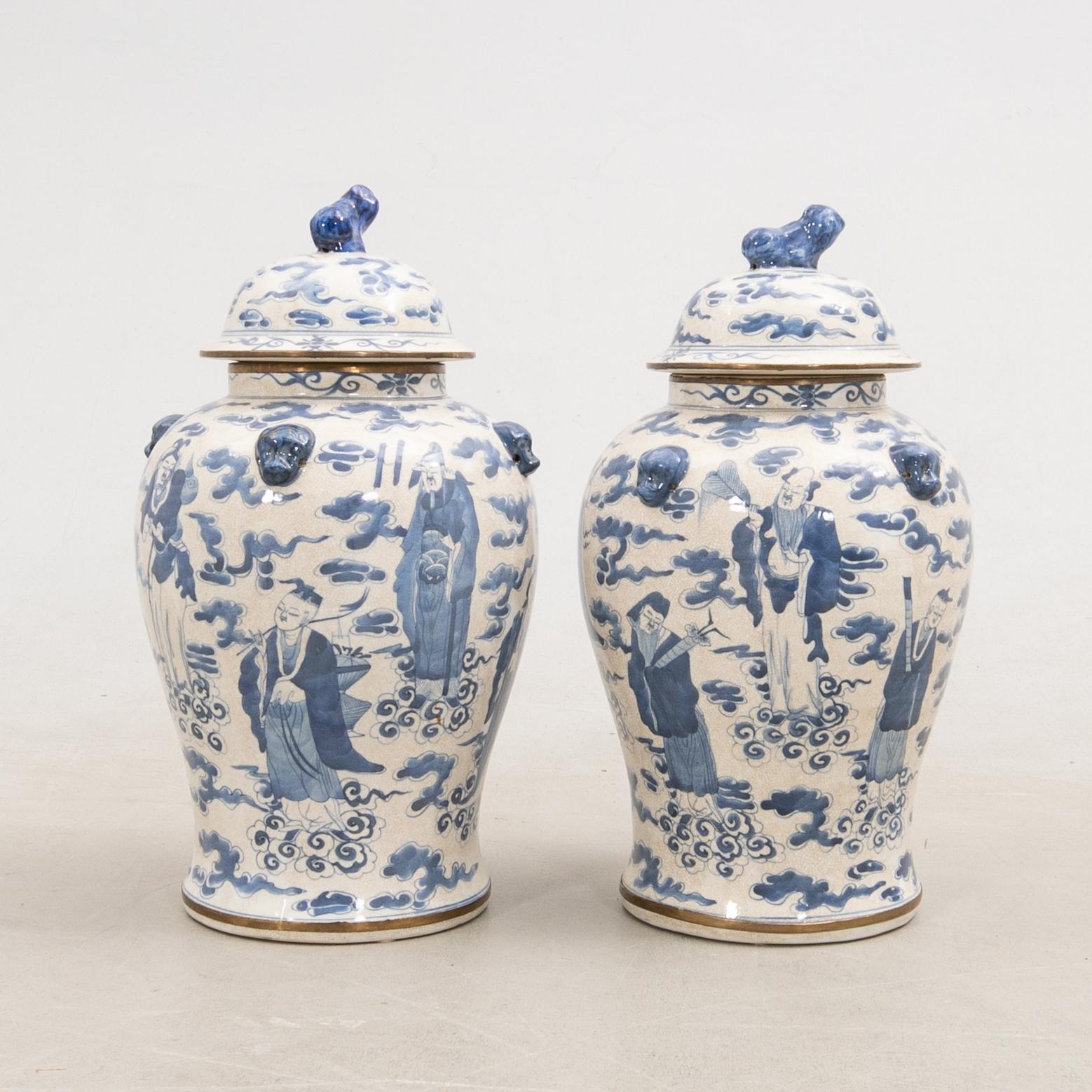 Vases with lids, 1 pair, China, late 20th century, porcelain.