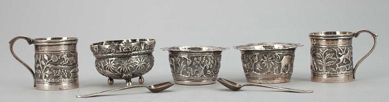 SKÅL, silver, Helsingfors, 1967, SALTSKEDAR, 2 st, silver, Åbo, 1908, KOPPAR, 5 st, Indien. Tot. 558 g.