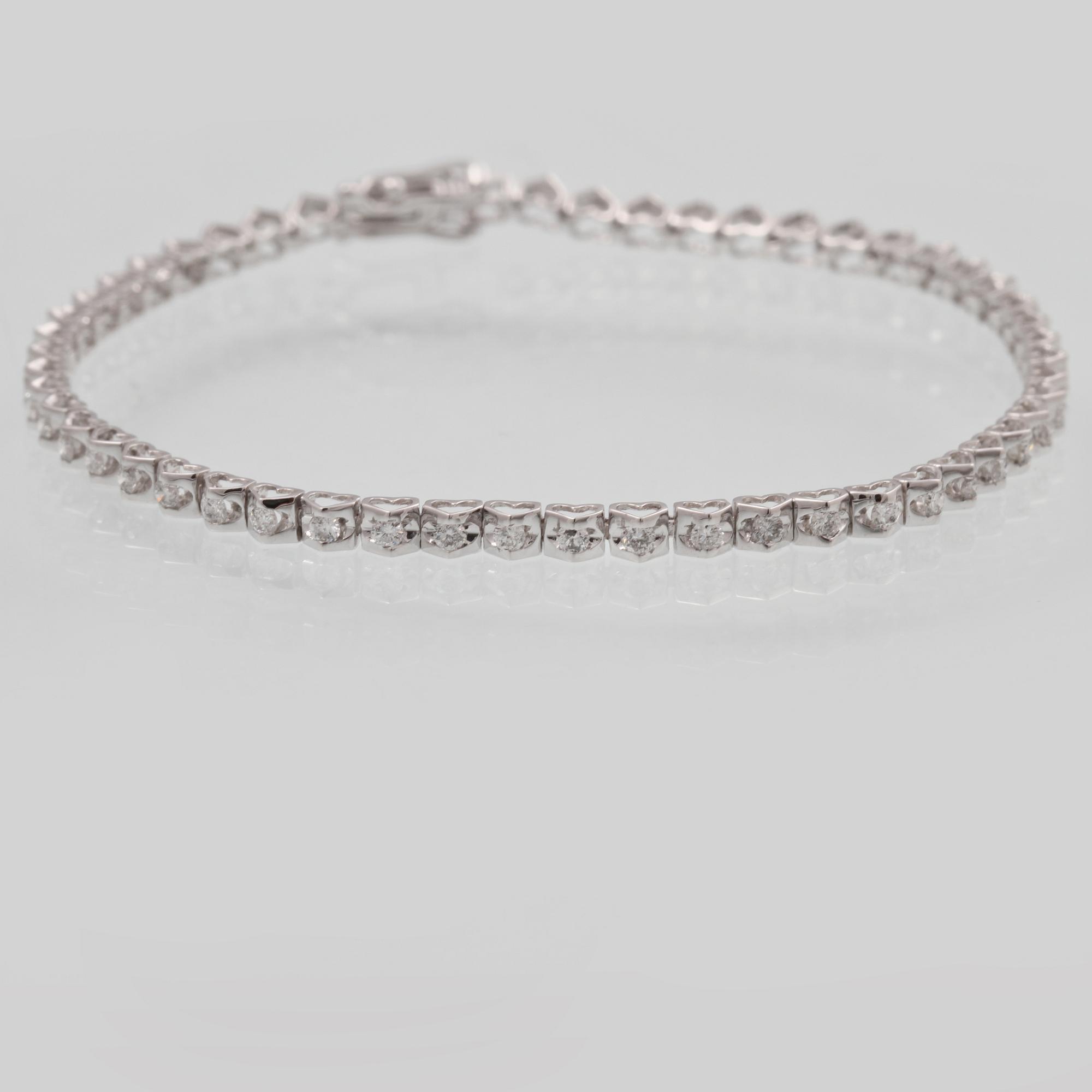 ARMBAND, 18K vitguld med 51 briljantslipade diamanter ca 0.94 ct. Vikt 4,7 gram.