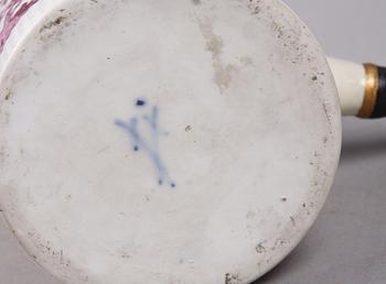 CHOKLADKANNA. Porslin. 1700-tal. Meissen.