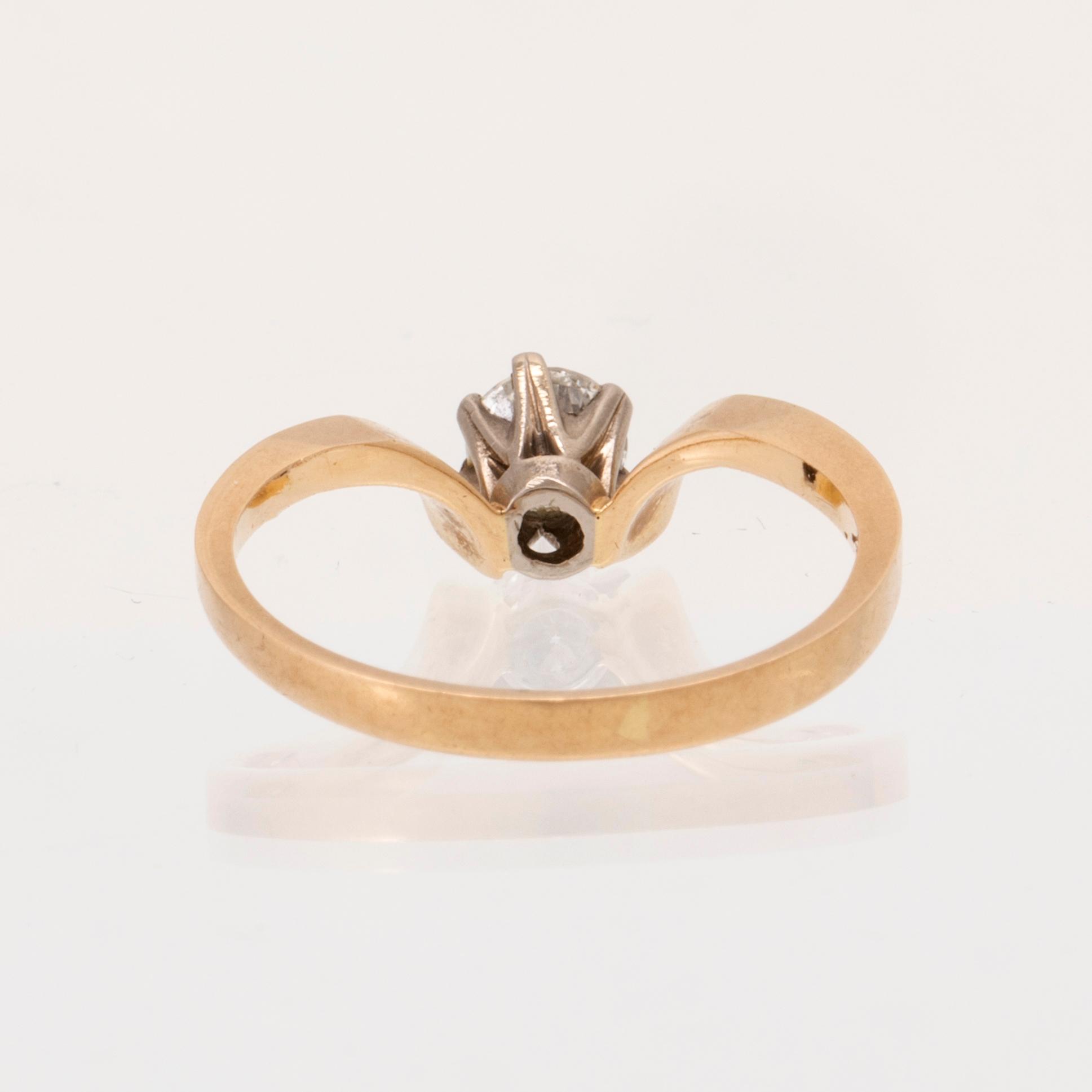 Ring solitär 18K rött och vitt guld med rund briljantslipad diamant, Per-G Forslund Juvelateljén Malmö 1977.