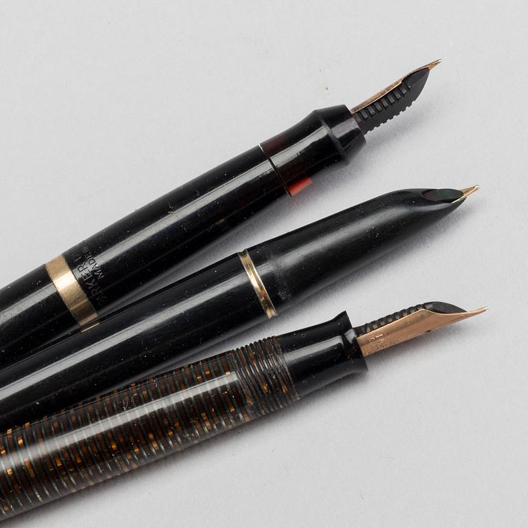 THREE VINTAGE PARKER FOUNTAIN PENS.
