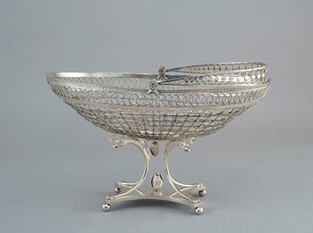 KORPPUKORI, hopeaa, Carl Anton Carlberg, Turku 1819. Korkeus 30 cm, paino 606 g.