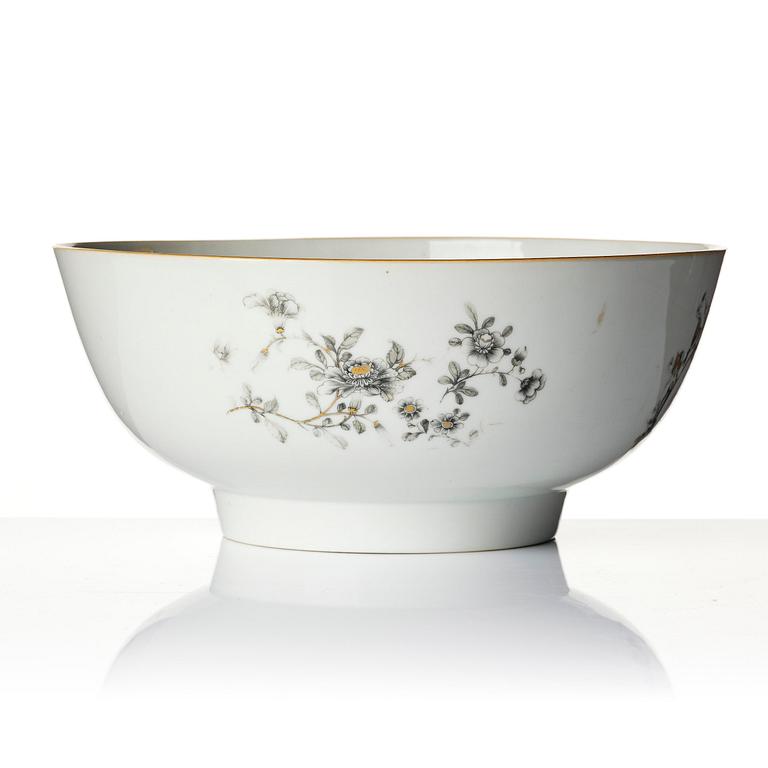 A grisaille decorated punch bowl, Qing dynasty, 18th century.