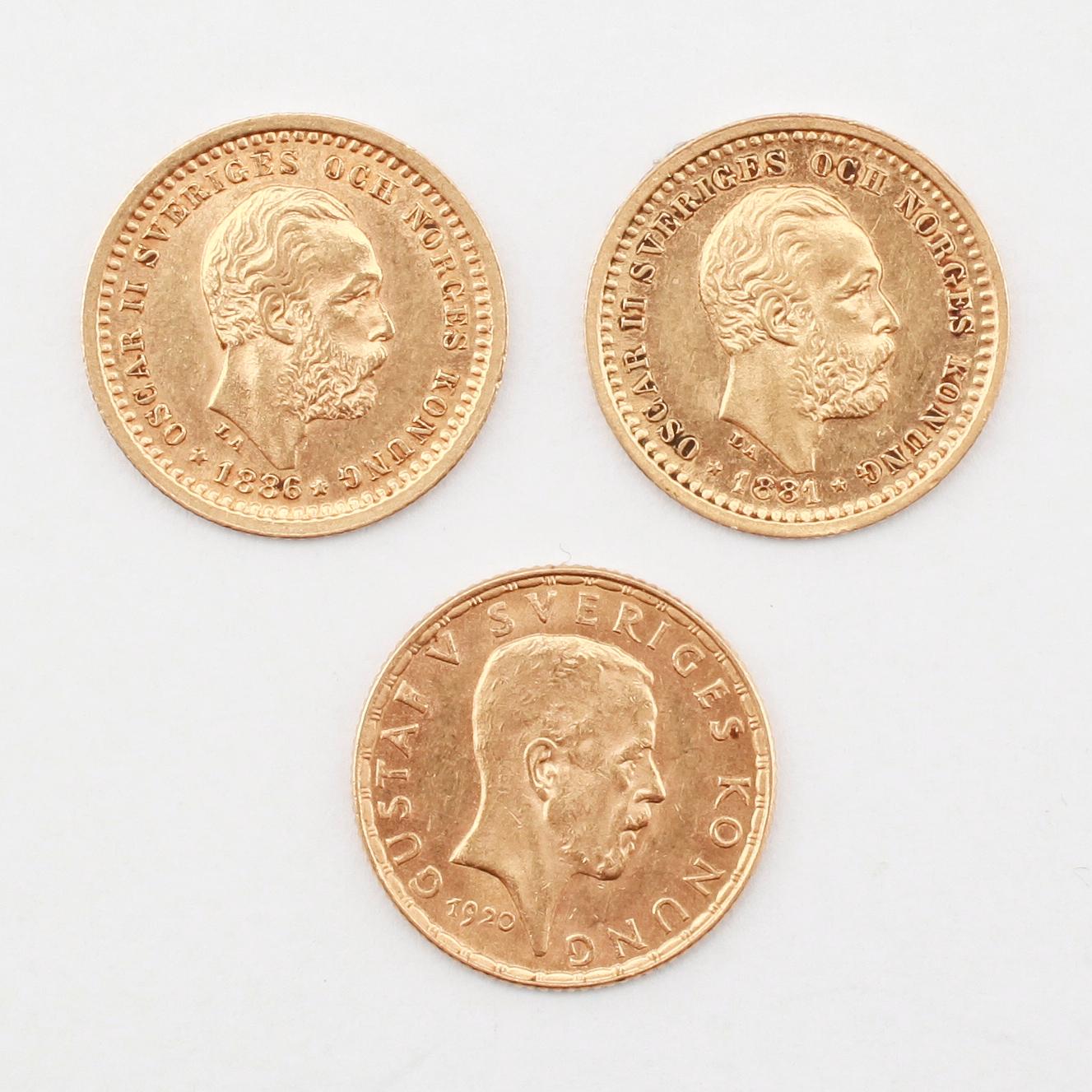 GULDMYNT, 3 st, fem kronor, 1881, 1886 samt 1920. Vikt ca 7 gram.