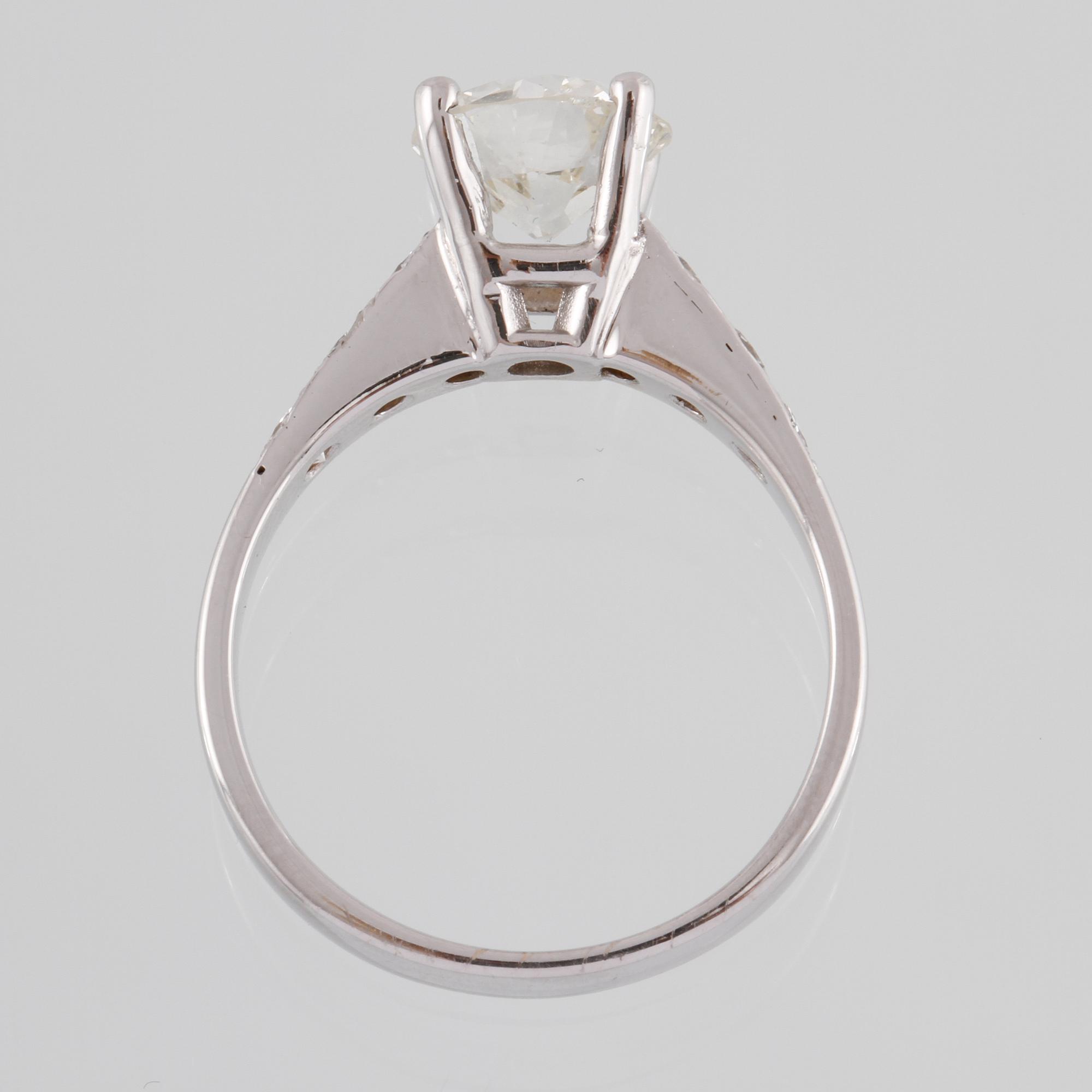 RING, 14k vitguld med äldre briljantslipad diamant, 1.61 ct samt 6 mindre briljantslipade diamanter. Vikt 4 g.