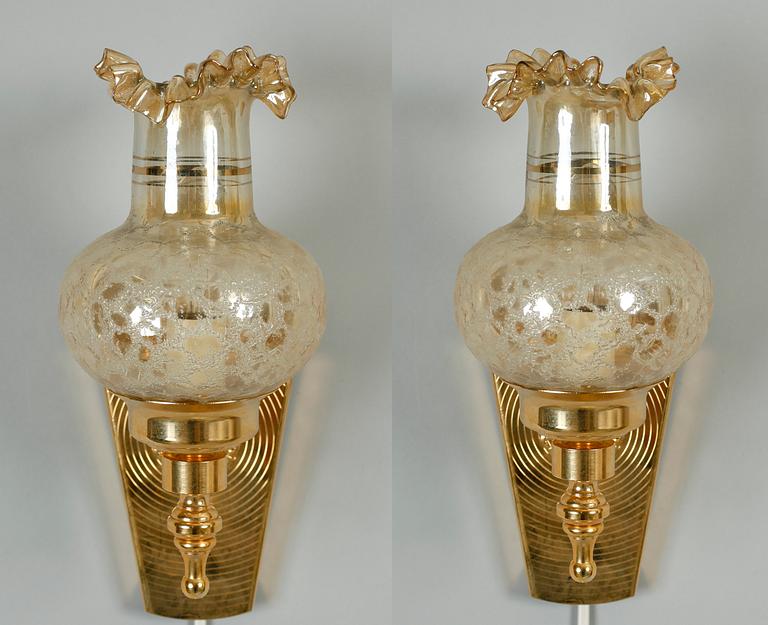 TAKLAMPA samt LAMPETTER, 1 par, mässing och glas, Rejmyre, 1900-talets senare hälft.