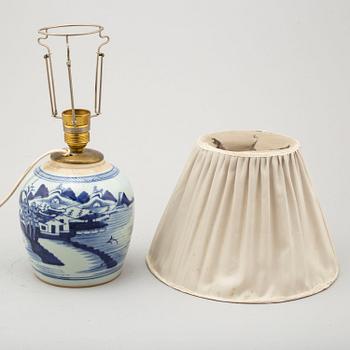 A blue and white jar and lamp, Qing dynasty, 19th century.