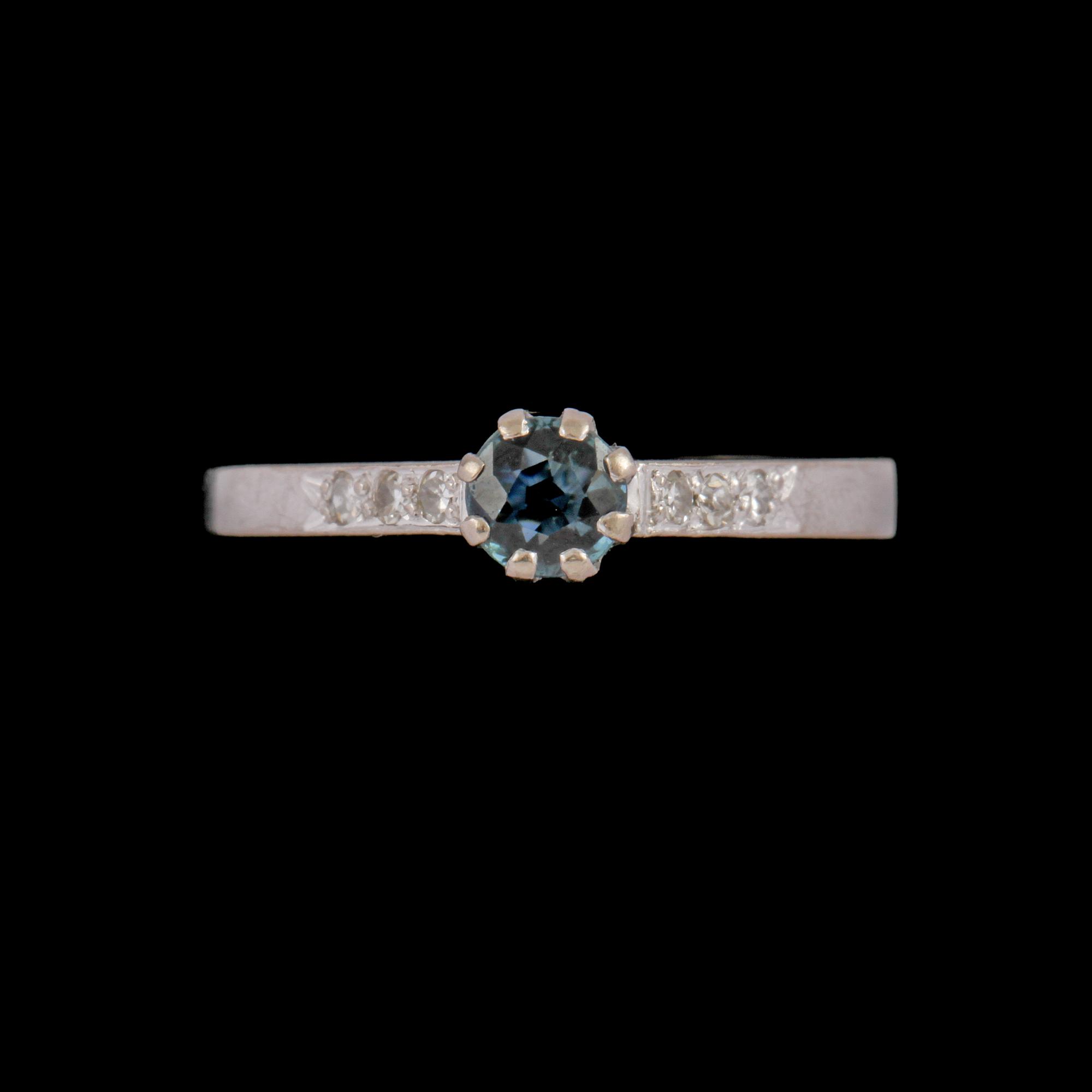 RING, 18k vitguld med blå safir, 0.30 ct samt 6 åttkantslipade diamanter, Bims Guldsmide, Göteborg, 1965. Vikt 2 g.