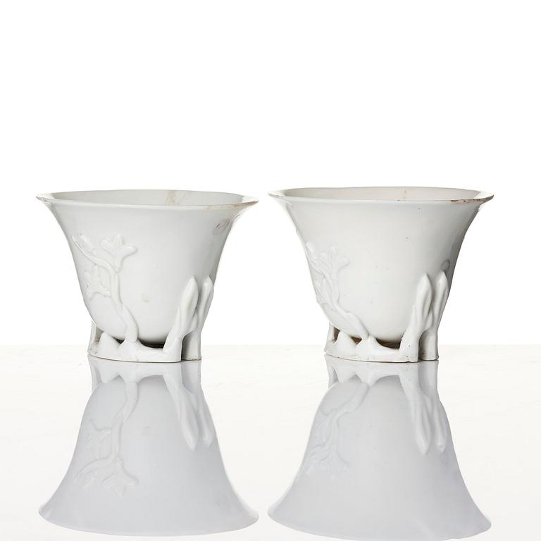 Vas, samt koppar, tre stycken, blanc de chine. Qingdynastin, 1700-tal.