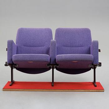 HANS J WEGNER, ett par biografstolar, "GE30", Getama, Danmark, 1970-tal.