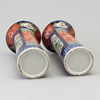 A PAIR OF CHINESE 19TH CENTURY PORCELAIN VASES.