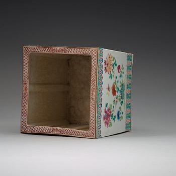 A famille rose flower pot, Qing dynasty, 19th Century.