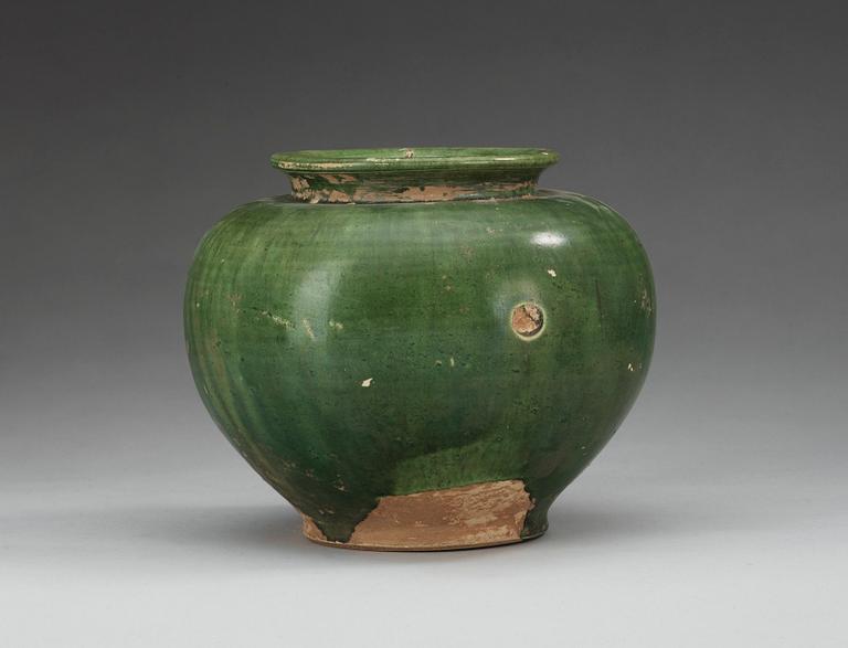 A green glazed potted jar, Tang dynasty.