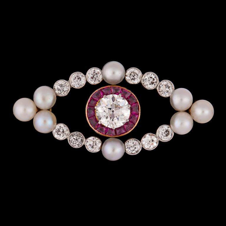 BROSCH, carréslipade rubiner, pärla med diamanter, ca 1915. Etui.