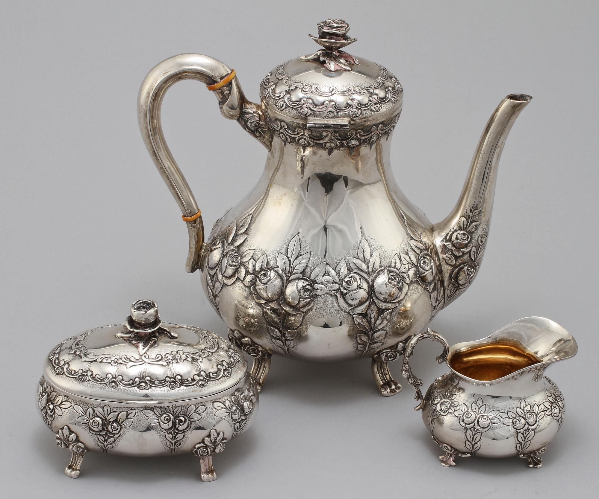KAFFESERVIS, 3 delar, rokokostil, omkring 1900-talets mitt. Vikt 1 570 g.