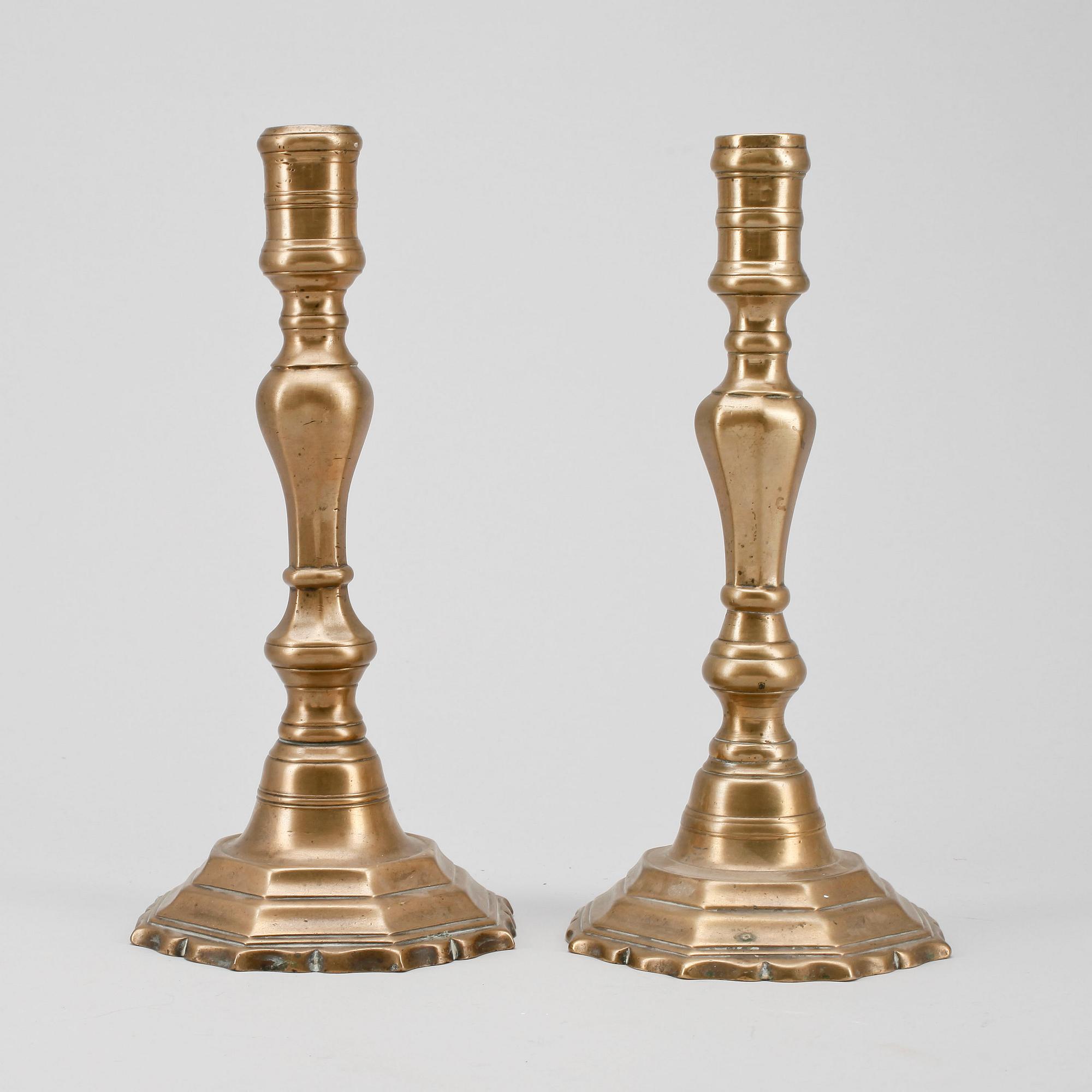 LJUSSTAKAR, ett par, mässing, senbarock, 1700-tal.