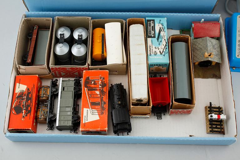 PARTI MÄRKLIN, ett lok, 10 vagnar samt tillbehör, 1900-tal.