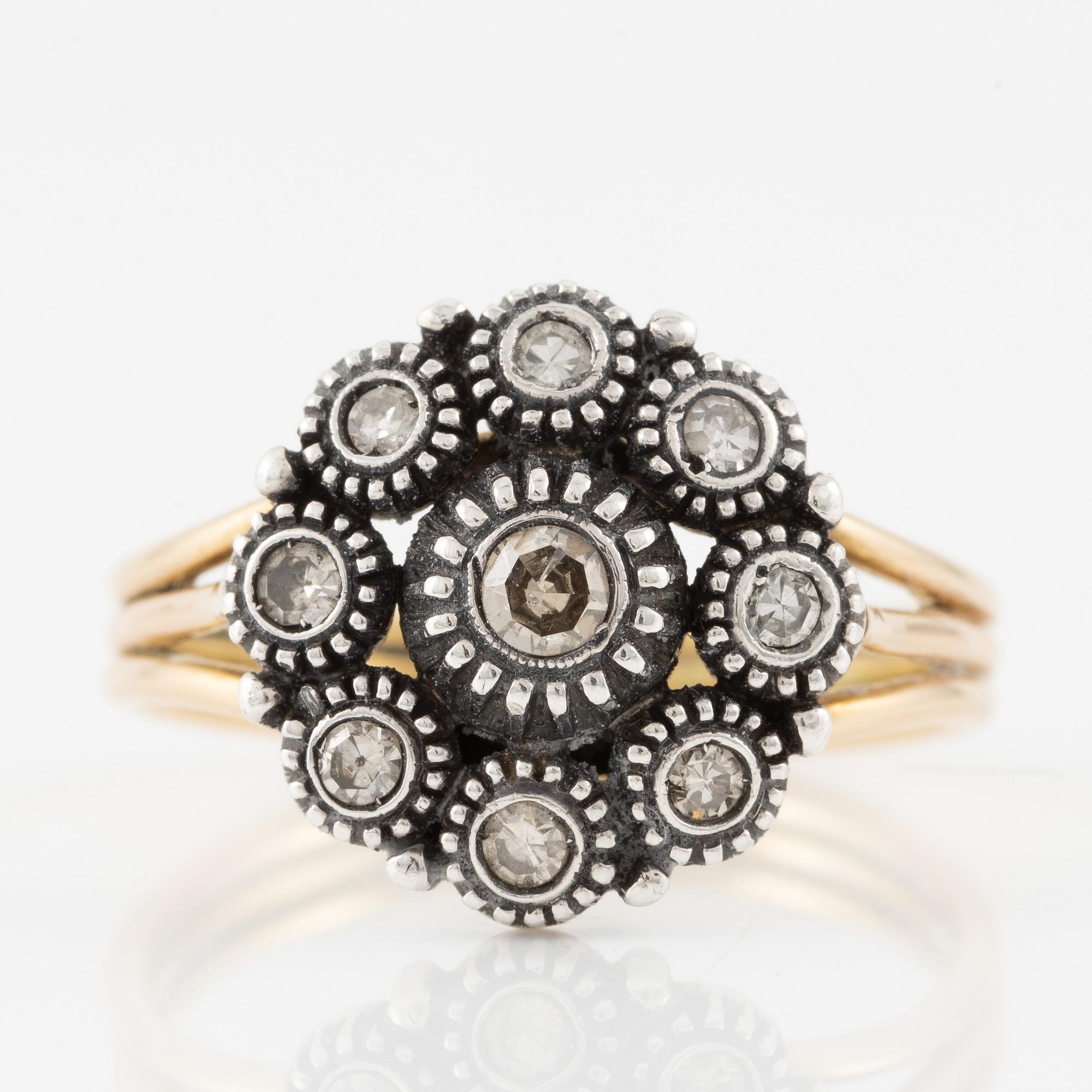 Ring in gold and silver set with octagonal-cut diamonds.