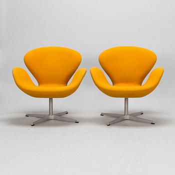 Arne Jacobsen, a pair of "Svanen" (Swan) armchairs for Fritz Hansen, Denmark, dated 2001.