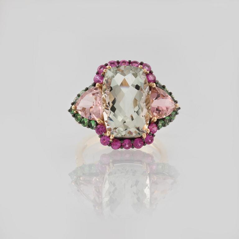 RING, 18K guld med fasettslipade safirer ca 1.29 ct, kvartz ca 7.31 ct samt tumaliner ca 2.29 ct. Vikt 6,1 gram.