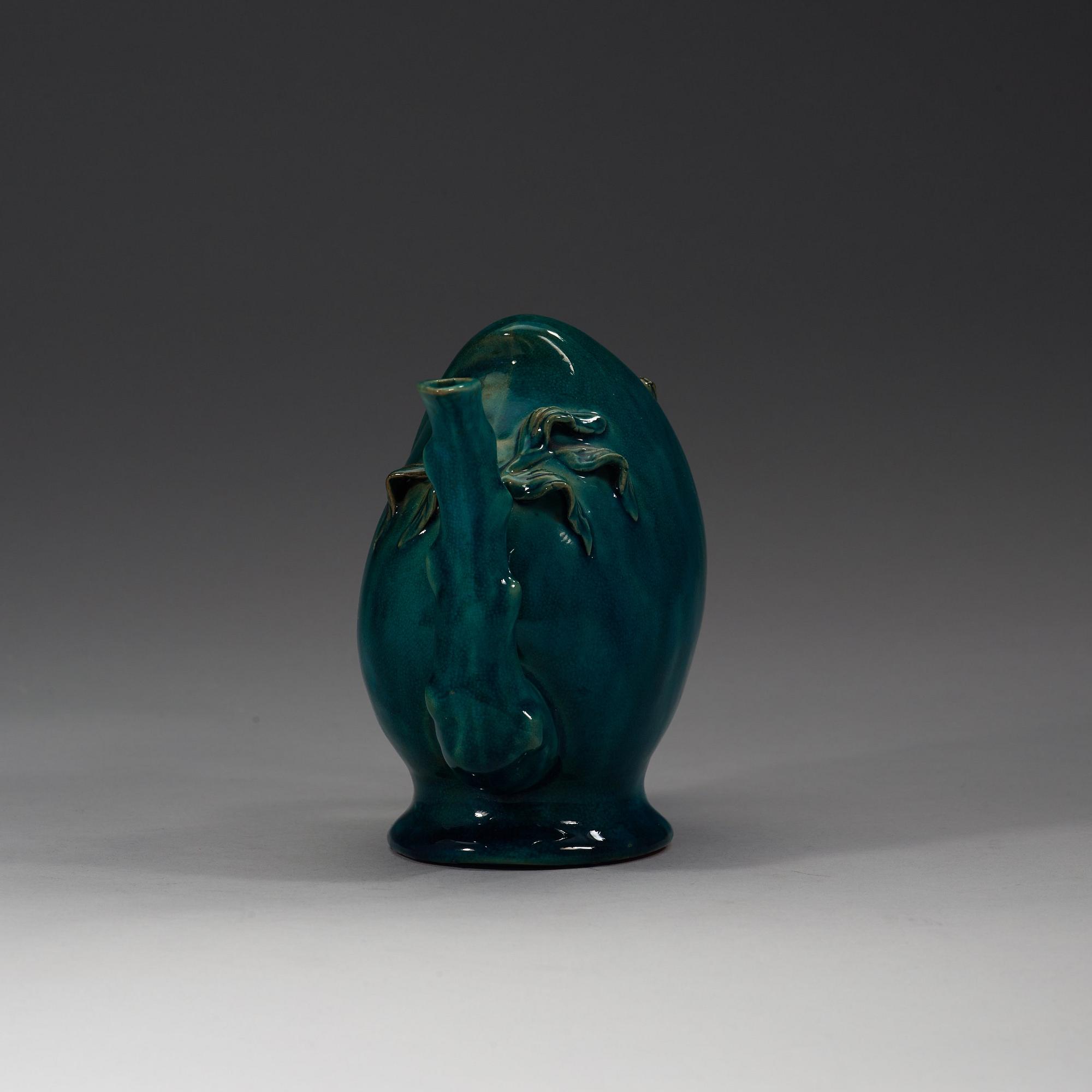 A turkoise glazed peach shaped cadogan pot, late Qing dynasty (1644-1912).