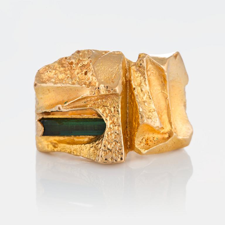 A Björn Weckström ring "Tourmaline Bridge" in 18K gold set with a green tourmaline.