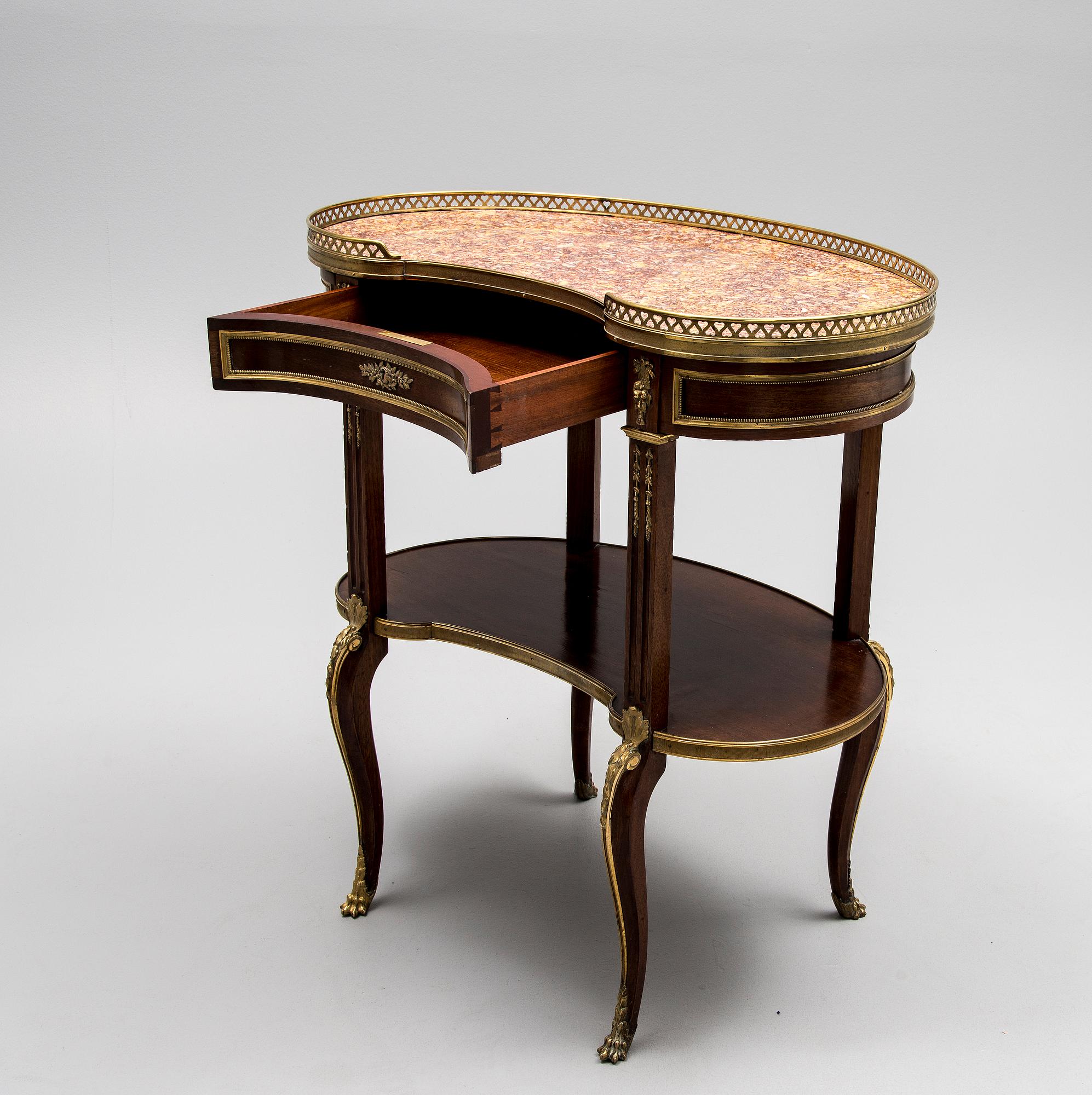 PÖYTÄ, Ranska 1900-luvun alku.