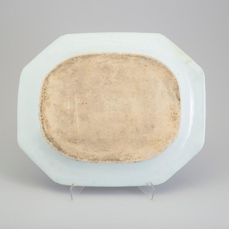 A blue and white export porcelain platter, Qing dynasty, Qianlong (1736-95).