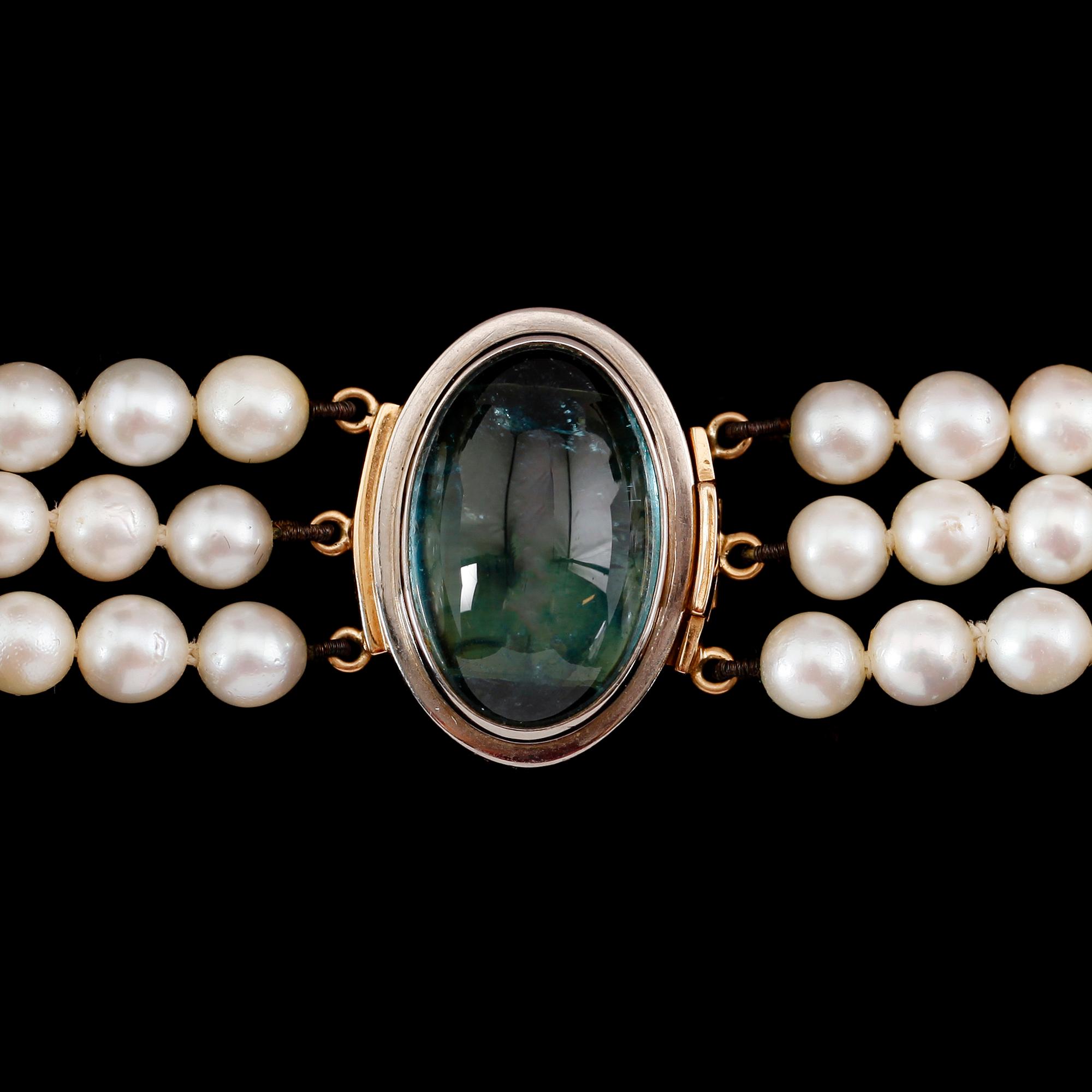 PÄRLCOLLIER, 3-radigt med lås av 18 k guld, svenska stämplar 1965.