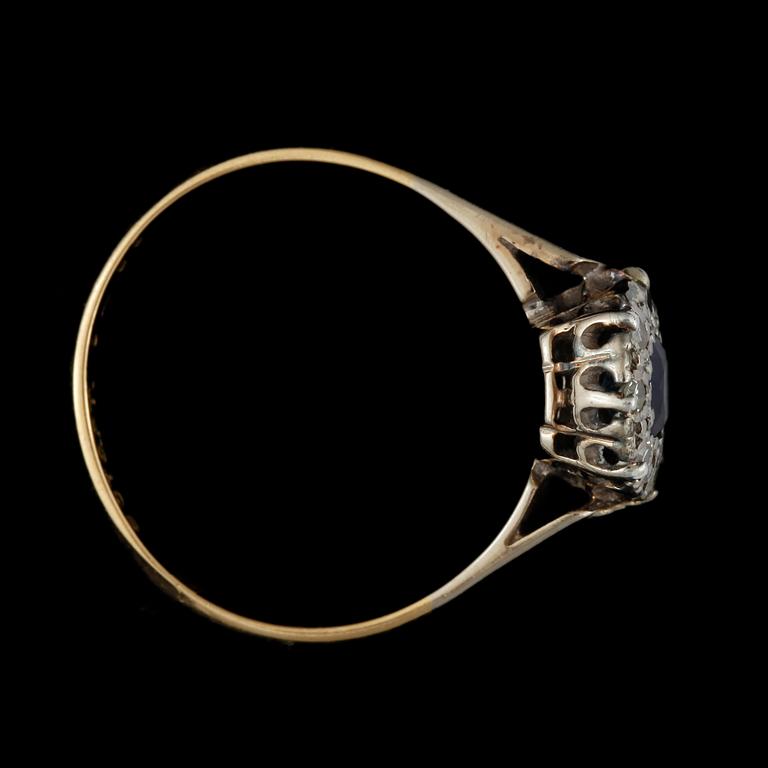 RING, 18k guld med safir och små briljantslipade diamanter. Vikt ca 2 gram.