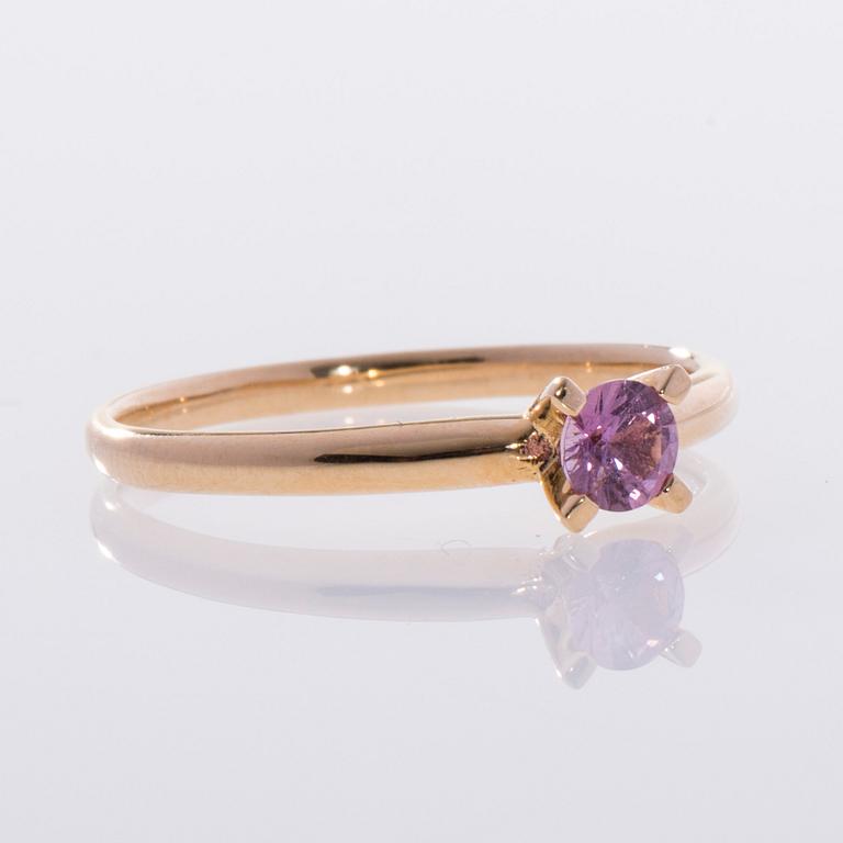 RING, 18K guld, natural pink safir ca 0,20 ct. Vikt 2,1 g.