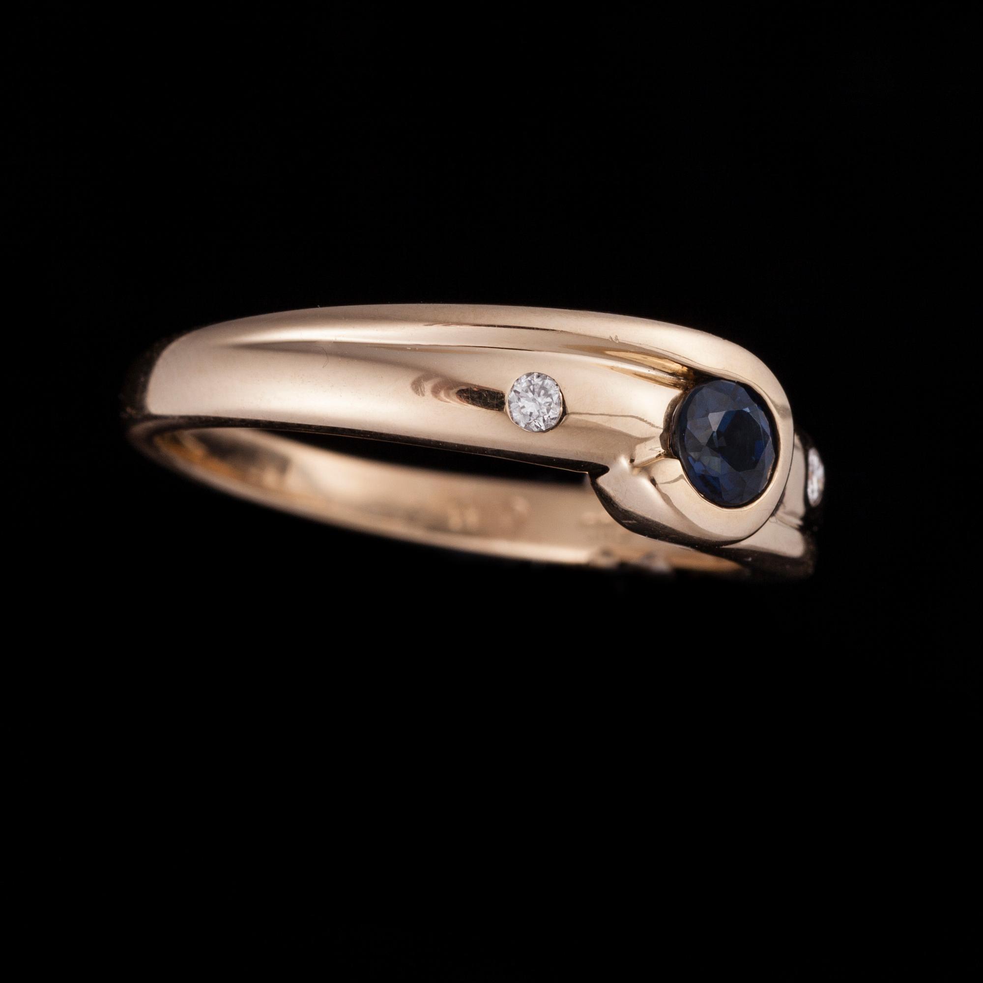 RING, 14K guld, 2 små diamanter, safir. Vikt 3,9 g.