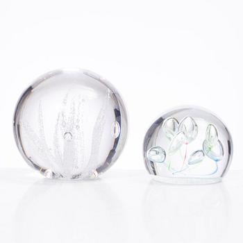 Vicke Lindstrand, Göran Wärff, Caithness of Scotland, five glass paper weights, signed.