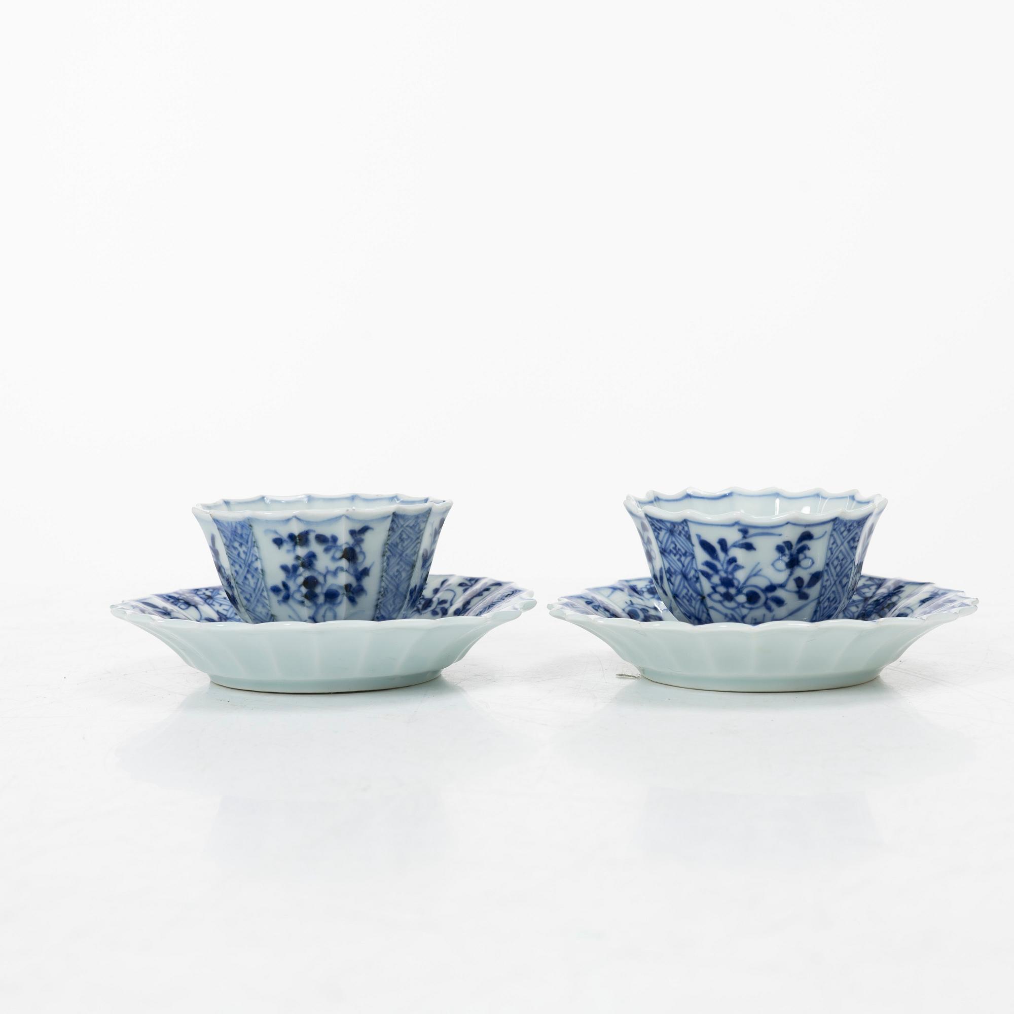 Koppar med fat, ett par, porslin, Kina, Qingdynastin, Kangxi (1662-1722).