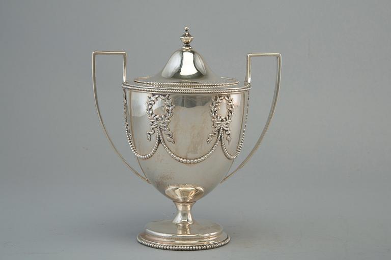 TEE- JA KAHVIKALUSTO, 5 osaa. Sterling hopeaa. J. E. Caldwell Philadephia Pennsylvania USA 1800 l. loppu.
Paino 3012 g.