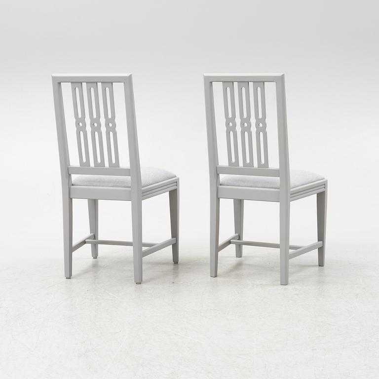 A Gustavian style dining table with twelve chairs, late 20th century.