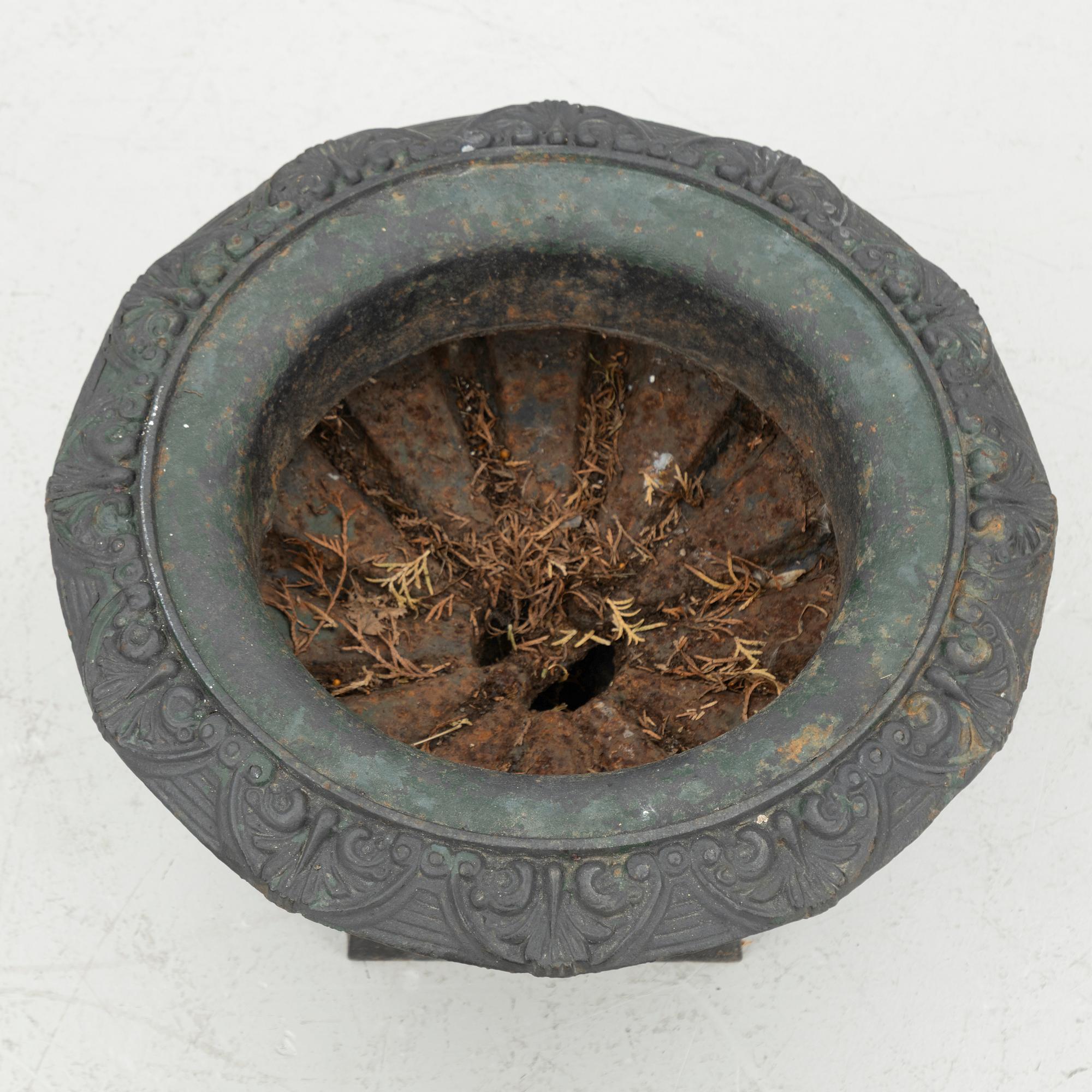 A garden urn, first half of the 20th century.