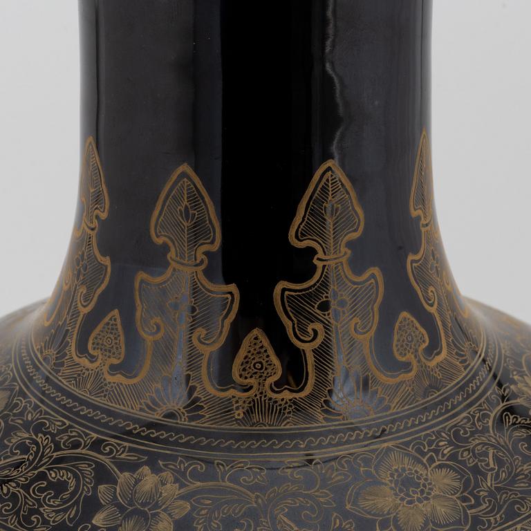 A large Chinese vase, modern manufactory, 20th Century.