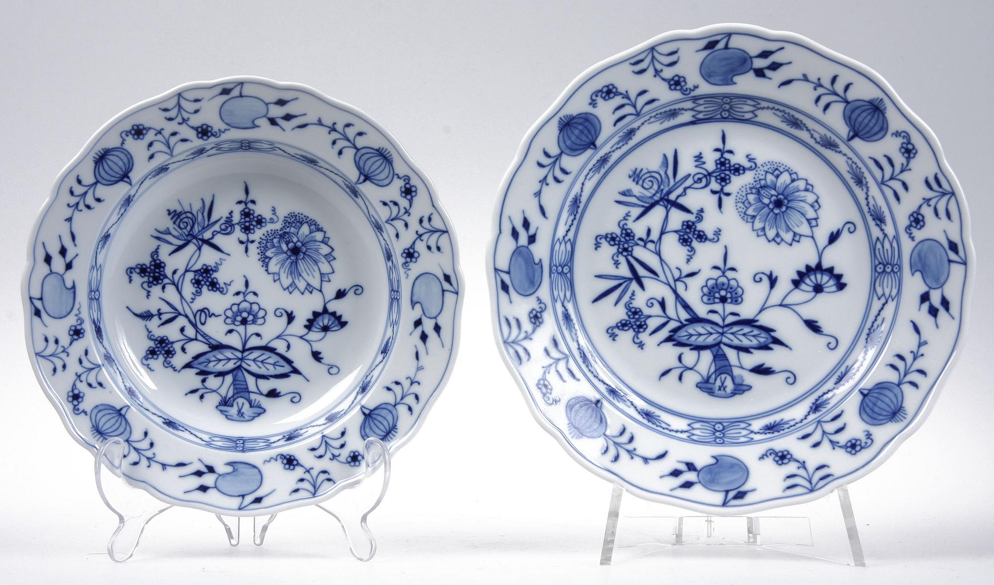 MATSERVIS, 87 delar, porslin, Meissen, lökmönstrad.