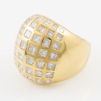 Ring 18K gold bombe model with princess-cut diamonds.
